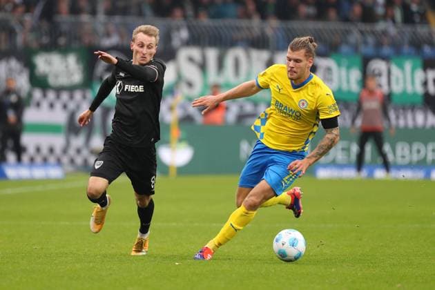 Braunschweig vs. Münster, 2. BL Braunschweig, 27.10.2024, FUßBALL - Eintracht Braunschweig vs. SC Preußen Münster, 2. BL, Saison 2024 25. Joshua Mees (Münster), Kevin Ehlers (Eintracht Braunschweig) Braunschweig