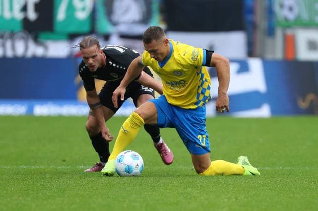 Braunschweig vs. Münster, 2. BL Braunschweig, 27.10.2024, FUßBALL - Eintracht Braunschweig vs. SC Preußen Münster, 2. BL, Saison 2024 25. Jorrit Hendrix (Münster), Sven Köhler (Eintracht Braunschweig) Braunschweig