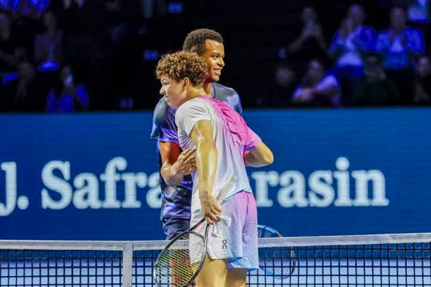 Giovanni Mpetshi Perricard (FRA) nach seinem Sieg mit Ben Shelton (USA) , Tennis, Swiss Indoors ATP, Tennis Herren World Tour 500), 2024, Ben Shelton (USA) vs. Giovanni Mpetshi Perricard (FRA), 27.10.2024, St. Jakobshalle, Basel, Schweiz Basel St. Jakobshalle BS Schweiz Copyright: xGrantxHubbsx