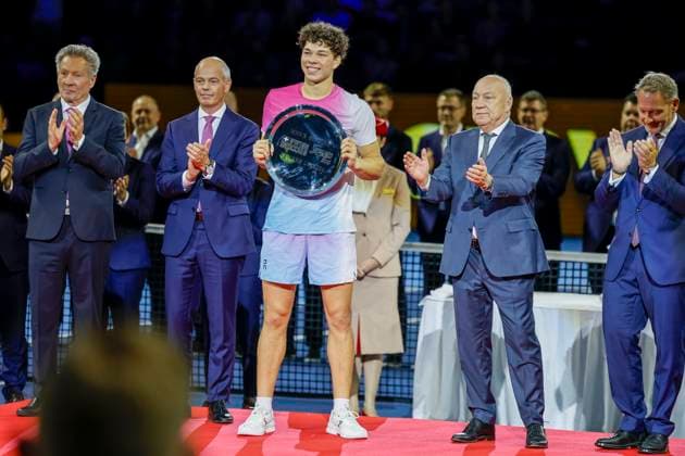 Ben Shelton (USA) bei der Siegerehrung , Tennis, Swiss Indoors ATP, Tennis Herren World Tour 500), 2024, Ben Shelton (USA) vs. Giovanni Mpetshi Perricard (FRA), 27.10.2024, St. Jakobshalle, Basel, Schweiz Basel St. Jakobshalle BS Schweiz Copyright: xGrantxHubbsx