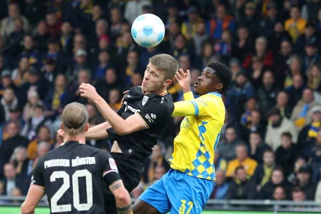 Braunschweig vs. Münster, 2. BL Braunschweig, 27.10.2024, FUßBALL - Eintracht Braunschweig vs. SC Preußen Münster, 2. BL, Saison 2024 25. Jano Ter Horst (Münster), Christian Conteh (Eintracht Braunschweig) Braunschweig