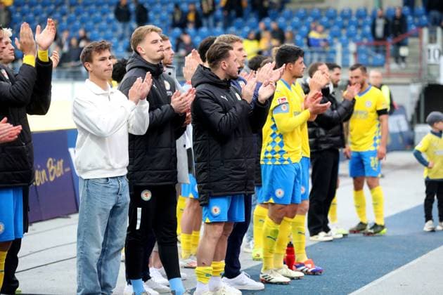 Braunschweig vs. Münster, 2. BL Braunschweig, 27.10.2024, FUßBALL - Eintracht Braunschweig vs. SC Preußen Münster, 2. BL, Saison 2024 25. Die Mannschaft des VfL Wolfsburg bedankt sich nach Spielende bei den Fans. Braunschweig