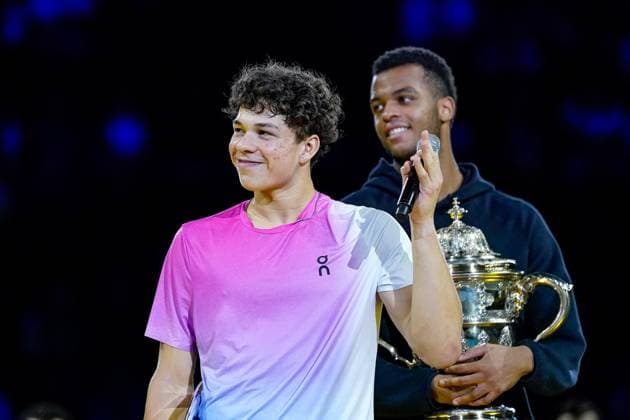 27.10.2024, Basel, St. Jakobshalle, ATP, Tennis Herren Swiss Indoors Basel, Ben Shelton (USA) during the trophy ceremony after the Mens Singles Final Basel St. Jakobshalle Basel Switzerland Copyright: xJustPictures.ch DanielaxPorcellix jp-en-DaPo-20241027-_DP19256