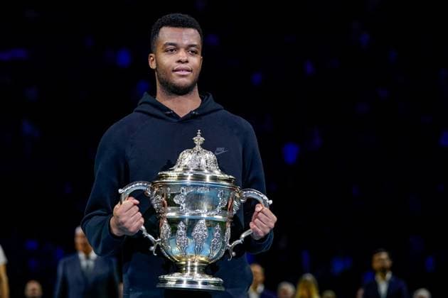 27.10.2024, Basel, St. Jakobshalle, ATP, Tennis Herren Swiss Indoors Basel, Giovanni Mpetshi Perricard (FRA) with the winners and champion trophy after his victory during the Mens Singles Final Basel St. Jakobshalle Basel Switzerland Copyright: xJustPictures.ch DanielaxPorcellix jp-en-DaPo-20241027-_DP25301