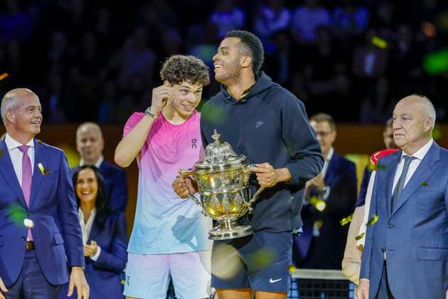 Ben Shelton (USA) und Giovanni Mpetshi Perricard (FRA) bei der Siegerehrung , Tennis, Swiss Indoors ATP, Tennis Herren World Tour 500), 2024, Ben Shelton (USA) vs. Giovanni Mpetshi Perricard (FRA), 27.10.2024, St. Jakobshalle, Basel, Schweiz Basel St. Jakobshalle BS Schweiz Copyright: xGrantxHubbsx