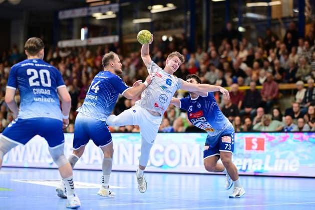 Handball I Herren I Saison 2024-2025 I 2. HBL I 9. Spieltag I VfL Lübeck-Schwartau - Dessau-Rosslauer HV 06 I 27.10.2024 Paul Skorupa (14, VfL Lübeck-Schwartau) Fritz-Leon Haake (6, Dessau-Roßlauer HV 06) Lukas Emdorf (73, VfL Lübeck-Schwartau) Hansestadt Lübeck Hansehalle Schleswig-Holstein Deutschland