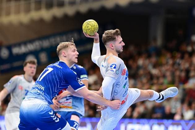 Handball I Herren I Saison 2024-2025 I 2. HBL I 9. Spieltag I VfL Lübeck-Schwartau - Dessau-Rosslauer HV 06 I 27.10.2024 Niko Blaauw (17, VfL Lübeck-Schwartau) Yannick Pust (98, Dessau-Roßlauer HV 06) Hansestadt Lübeck Hansehalle Schleswig-Holstein Deutschland