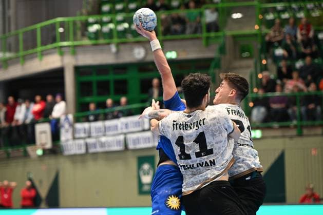 GER, 2.HBL, BHC06, BHC06 vs. HC Elbflorenz Dresden 27.10.2024, Wuppertal, UNI- Halle, GER, 2. HBL, BHC06 vs. HC Elbflorenz Dresden 2. HBL regulations prohibit any use of photographs as image sequences and or quasi-video im Bild wird bhc10 geblockt von Doruk Pehlivan ( HC Elbflorenz Dresden 11 ) und Oliver Seidler ( HC Elbflorenz Dresden 71 ).
