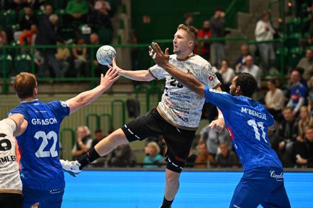 GER, 2.HBL, BHC06, BHC06 vs. HC Elbflorenz Dresden 27.10.2024, Wuppertal, UNI- Halle, GER, 2. HBL, BHC06 vs. HC Elbflorenz Dresden 2. HBL regulations prohibit any use of photographs as image sequences and or quasi-video im Bild Sebastian Greß ( HC Elbflorenz Dresden 25 ) gegen Tjörvi Tyr Gislason ( Bergischer HC 22 ) und Djibril MBengue ( Bergischer HC 11 ).