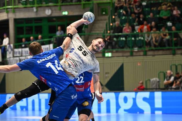 GER, 2.HBL, BHC06, BHC06 vs. HC Elbflorenz Dresden 27.10.2024, Wuppertal, UNI- Halle, GER, 2. HBL, BHC06 vs. HC Elbflorenz Dresden 2. HBL regulations prohibit any use of photographs as image sequences and or quasi-video im Bild Timo Löser ( HC Elbflorenz Dresden 55 ) am Krreis gegen Gerdas Bararskas ( Bergischer HC 14 ).