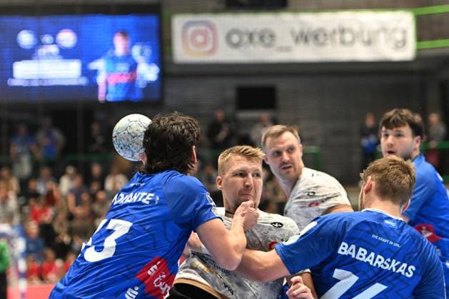 GER, 2.HBL, BHC06, BHC06 vs. HC Elbflorenz Dresden 27.10.2024, Wuppertal, UNI- Halle, GER, 2. HBL, BHC06 vs. HC Elbflorenz Dresden 2. HBL regulations prohibit any use of photographs as image sequences and or quasi-video im Bild Sebastian Greß ( HC Elbflorenz Dresden 25 ) gegen Eloy Morante Maldonado ( BHC 33 ) und Gerdas Bararskas ( Bergischer HC 14 ).