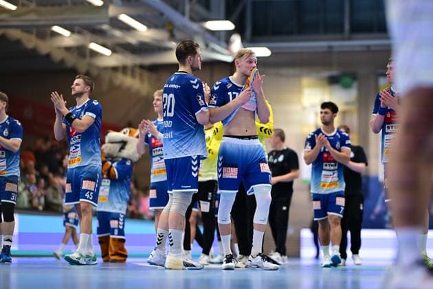 Handball I Herren I Saison 2024-2025 I 2. HBL I 9. Spieltag I VfL Lübeck-Schwartau - Dessau-Rosslauer HV 06 I 27.10.2024 Schaut enttäuscht, betrübt, deprimiert, frustriert, geknickt, gekränkt, niedergeschlagen, unzufrieden, ernüchtert, schlecht gelaunt: VfL Lübeck-Schwartau Hansestadt Lübeck Hansehalle Schleswig-Holstein Deutschland