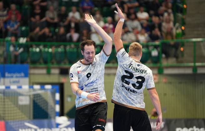 2. Handball Bundesliga, Bergischer HC vs. HC Elbflorenz, 27.10.2024 Julius Dierberg (HC Elbflorenz Dresden 9) und Ivar Stavast (HC Elbflorenz Dresden 23) feiern den Treffer ;2. Handball Bundesliga, Bergischer HC vs. HC Elbflorenz, 27.10.2024,Uni-Halle,Wuppertal,Deutschland am 27.10.24