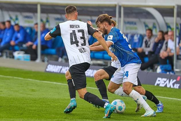 Zweikampf Killian Julian Corredor (SV Darmstadt 98, 34) und Romario Roesch (SSV Ulm 1846, 43) GER, SV Darmstadt 98 gegen SSV Ulm 1846, Fussball, 2. Bundesliga, 10. Spieltag, Spielzeit 2024 2025, 27.10.24. DFL REGULATIONS PROHIBIT ANY USE OF PHOTOGRAPHS AS IMAGE SEQUENCES AND OR QUASI-VIDEO. GER, SV Darmstadt 98 gegen SSV Ulm 1846, Fussball, 2. Bundesliga, 10. Spieltag, Spielzeit 2024 2025, 27.10.24. Darmstadt