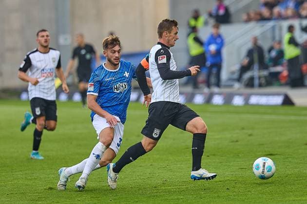 Luka Hyrylaeinen (SSV Ulm 1846, 38) im Duell mit Killian Julian Corredor (SV Darmstadt 98, 34) GER, SV Darmstadt 98 gegen SSV Ulm 1846, Fussball, 2. Bundesliga, 10. Spieltag, Spielzeit 2024 2025, 27.10.24. DFL REGULATIONS PROHIBIT ANY USE OF PHOTOGRAPHS AS IMAGE SEQUENCES AND OR QUASI-VIDEO. GER, SV Darmstadt 98 gegen SSV Ulm 1846, Fussball, 2. Bundesliga, 10. Spieltag, Spielzeit 2024 2025, 27.10.24. Darmstadt