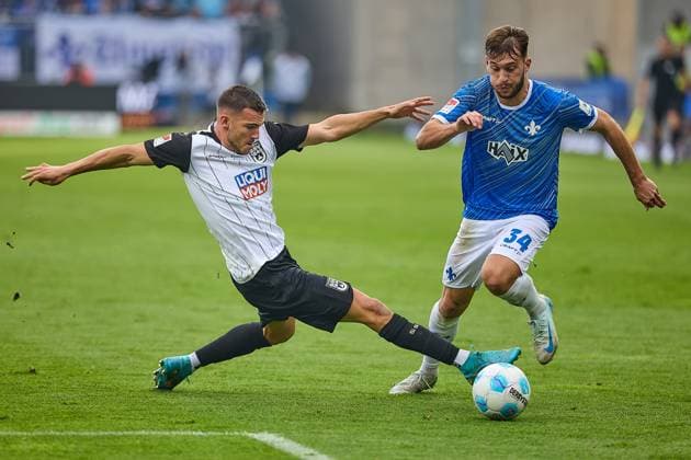 Zweikampf mit Grätsche zwischen +34d+ und Johannes Reichert (SSV Ulm 1846, 05) GER, SV Darmstadt 98 gegen SSV Ulm 1846, Fussball, 2. Bundesliga, 10. Spieltag, Spielzeit 2024 2025, 27.10.24. DFL REGULATIONS PROHIBIT ANY USE OF PHOTOGRAPHS AS IMAGE SEQUENCES AND OR QUASI-VIDEO. GER, SV Darmstadt 98 gegen SSV Ulm 1846, Fussball, 2. Bundesliga, 10. Spieltag, Spielzeit 2024 2025, 27.10.24. Darmstadt