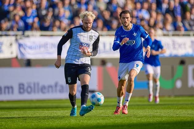 Philipp Strompf (SSV Ulm 1846, 32) verteidigt den Ball im Zweikampf gegen Lucas Roeser (SSV Ulm 1846, 09) GER, SV Darmstadt 98 gegen SSV Ulm 1846, Fussball, 2. Bundesliga, 10. Spieltag, Spielzeit 2024 2025, 27.10.24. DFL REGULATIONS PROHIBIT ANY USE OF PHOTOGRAPHS AS IMAGE SEQUENCES AND OR QUASI-VIDEO. GER, SV Darmstadt 98 gegen SSV Ulm 1846, Fussball, 2. Bundesliga, 10. Spieltag, Spielzeit 2024 2025, 27.10.24. Darmstadt