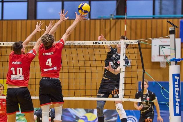 Jakob Elsaesser (TV Rottenburg, 04) schlägt den gegnerischen Doppelblock geschickt an GER, TuS Kriftel gegen TV Rottenburg,Volleyball, DVV-Pokal, Quali Achtelfinale, Spielzeit 2024 2025, 27.10.24. GER, TuS Kriftel gegen TV Rottenburg,Volleyball, DVV-Pokal, Quali Achtelfinale, Spielzeit 2024 2025, 27.10.24. Kriftel