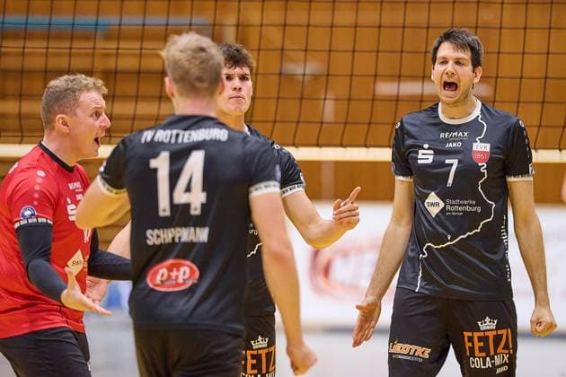 Freude von Timon Schippmann (TV Rottenburg, 07) und dem Rottenburg Team über seine gelungene Aktion GER, TuS Kriftel gegen TV Rottenburg,Volleyball, DVV-Pokal, Quali Achtelfinale, Spielzeit 2024 2025, 27.10.24. GER, TuS Kriftel gegen TV Rottenburg,Volleyball, DVV-Pokal, Quali Achtelfinale, Spielzeit 2024 2025, 27.10.24. Kriftel