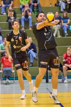 Die Annahme von Rottenburg kommt n nicht und Zuspieler Knobelspiess (TV Rottenburg, 18) muss den Ball baggern GER, TuS Kriftel gegen TV Rottenburg,Volleyball, DVV-Pokal, Quali Achtelfinale, Spielzeit 2024 2025, 27.10.24. GER, TuS Kriftel gegen TV Rottenburg,Volleyball, DVV-Pokal, Quali Achtelfinale, Spielzeit 2024 2025, 27.10.24. Kriftel