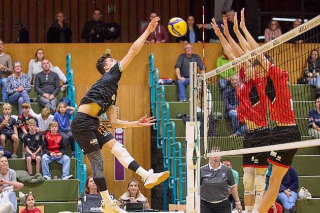 Dynamischer Schlag von Jakob Elsaesser (TV Rottenburg, 04) über die Aussenposition GER, TuS Kriftel gegen TV Rottenburg,Volleyball, DVV-Pokal, Quali Achtelfinale, Spielzeit 2024 2025, 27.10.24. GER, TuS Kriftel gegen TV Rottenburg,Volleyball, DVV-Pokal, Quali Achtelfinale, Spielzeit 2024 2025, 27.10.24. Kriftel