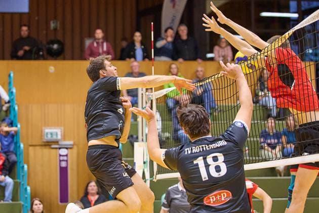 Mit Gewalt durch die Mittevon Timon Schippmann (TV Rottenburg, 07) GER, TuS Kriftel gegen TV Rottenburg,Volleyball, DVV-Pokal, Quali Achtelfinale, Spielzeit 2024 2025, 27.10.24. GER, TuS Kriftel gegen TV Rottenburg,Volleyball, DVV-Pokal, Quali Achtelfinale, Spielzeit 2024 2025, 27.10.24. Kriftel