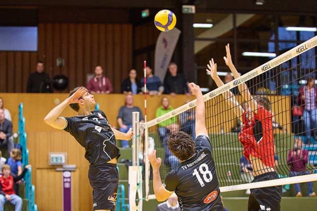 Einhandpass von Knobelspiess (TV Rottenburg, 18) auf Timon Schippmann (TV Rottenburg, 07) GER, TuS Kriftel gegen TV Rottenburg,Volleyball, DVV-Pokal, Quali Achtelfinale, Spielzeit 2024 2025, 27.10.24. GER, TuS Kriftel gegen TV Rottenburg,Volleyball, DVV-Pokal, Quali Achtelfinale, Spielzeit 2024 2025, 27.10.24. Kriftel