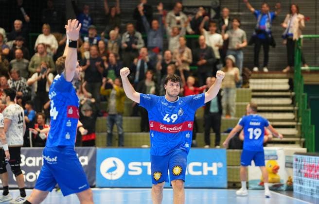 2. Handball Bundesliga, Bergischer HC vs. HC Elbflorenz, 27.10.2024 Aron Seesing (Bergischer HC 49) feiert den Sieg ;2. Handball Bundesliga, Bergischer HC vs. HC Elbflorenz, 27.10.2024,Uni-Halle,Wuppertal,Deutschland am 27.10.24