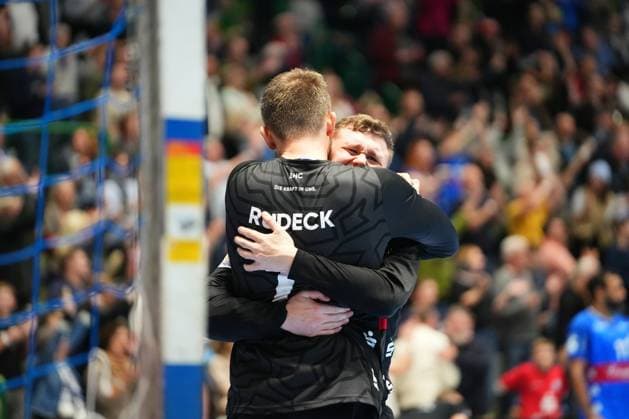 2. Handball Bundesliga, Bergischer HC vs. HC Elbflorenz, 27.10.2024 Christopher Rudeck (Bergischer HC 1) und Lukas Diedrich (Bergischer HC 16) feiern den Sieg ;2. Handball Bundesliga, Bergischer HC vs. HC Elbflorenz, 27.10.2024,Uni-Halle,Wuppertal,Deutschland am 27.10.24