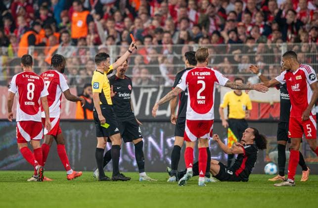 Sport Themen der Woche KW43 Sport Bilder des Tages Fussball, Herren, Saison 2024 2025, 1. Bundesliga (8. Spieltag), 1. FC Union Berlin - Eintracht Frankfurt, v. l. Schiedsrichter Harm Osmers zeigt Arthur Theate (Eintracht Frankfurt) die gelb-rote Karte, 27.10. 2024, *** Football, Men, Season 2024 2025, 1 Bundesliga 8 Matchday , 1 FC Union Berlin Eintracht Frankfurt, v l Referee Harm Osmers shows Arthur Theate Eintracht Frankfurt the yellow red card, 27 10 2024, Copyright: xSebastianxRäppold MatthiasxKochx