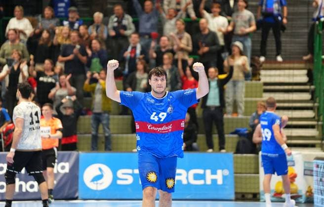 2. Handball Bundesliga, Bergischer HC vs. HC Elbflorenz, 27.10.2024 Aron Seesing (Bergischer HC 49) feiert den Sieg ;2. Handball Bundesliga, Bergischer HC vs. HC Elbflorenz, 27.10.2024,Uni-Halle,Wuppertal,Deutschland am 27.10.24