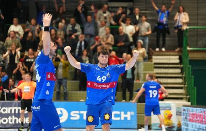 2. Handball Bundesliga, Bergischer HC vs. HC Elbflorenz, 27.10.2024 Aron Seesing (Bergischer HC 49) feiert den Sieg ;2. Handball Bundesliga, Bergischer HC vs. HC Elbflorenz, 27.10.2024,Uni-Halle,Wuppertal,Deutschland am 27.10.24