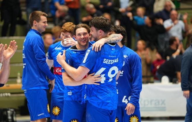2. Handball Bundesliga, Bergischer HC vs. HC Elbflorenz, 27.10.2024 Aron Seesing (Bergischer HC 49) und Elias Scholtes (Bergischer HC 4) ;2. Handball Bundesliga, Bergischer HC vs. HC Elbflorenz, 27.10.2024,Uni-Halle,Wuppertal,Deutschland am 27.10.24