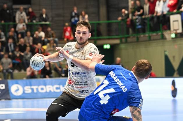 GER, 2.HBL, BHC06, BHC06 vs. HC Elbflorenz Dresden 27.10.2024, Wuppertal, UNI- Halle, GER, 2. HBL, BHC06 vs. HC Elbflorenz Dresden 2. HBL regulations prohibit any use of photographs as image sequences and or quasi-video im Bild Timo. Löser ( HC Elbflorenz Dresden 55 ) gegen Gerdas Bararskas ( Bergischer HC 14 ).
