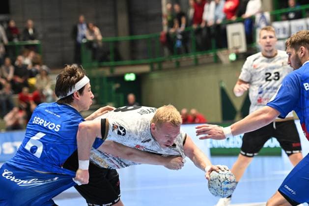 GER, 2.HBL, BHC06, BHC06 vs. HC Elbflorenz Dresden 27.10.2024, Wuppertal, UNI- Halle, GER, 2. HBL, BHC06 vs. HC Elbflorenz Dresden 2. HBL regulations prohibit any use of photographs as image sequences and or quasi-video im Bild Julian Possehl ( HC Elbflorenz Dresden 48 ) gegen Soeren Servos ( BHC 06 ).
