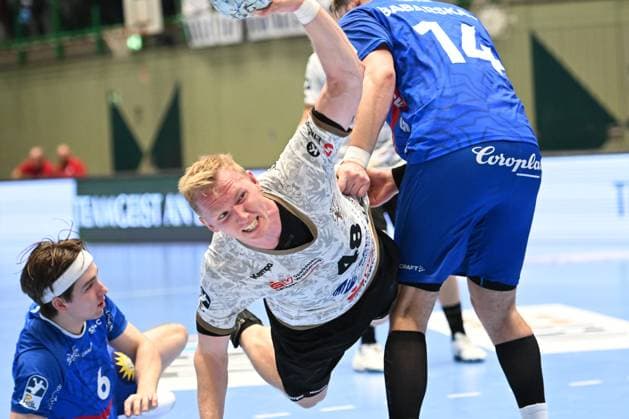 GER, 2.HBL, BHC06, BHC06 vs. HC Elbflorenz Dresden 27.10.2024, Wuppertal, UNI- Halle, GER, 2. HBL, BHC06 vs. HC Elbflorenz Dresden 2. HBL regulations prohibit any use of photographs as image sequences and or quasi-video im Bild Julian Possehl ( HC Elbflorenz Dresden 48 ) am Krreis gegen Soeren Servos ( BHC 06 ) und Gerdas Bararskas ( Bergischer HC 14 ).