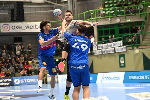 GER, 2.HBL, BHC06, BHC06 vs. HC Elbflorenz Dresden 27.10.2024, Wuppertal, UNI- Halle, GER, 2. HBL, BHC06 vs. HC Elbflorenz Dresden 2. HBL regulations prohibit any use of photographs as image sequences and or quasi-video im Bild Eloy Morante Maldonado ( BHC 33 ) und Aron Seesing ( BHC 49 ). Gegen Sebastian Greß ( HC Elbflorenz Dresden 25 ).