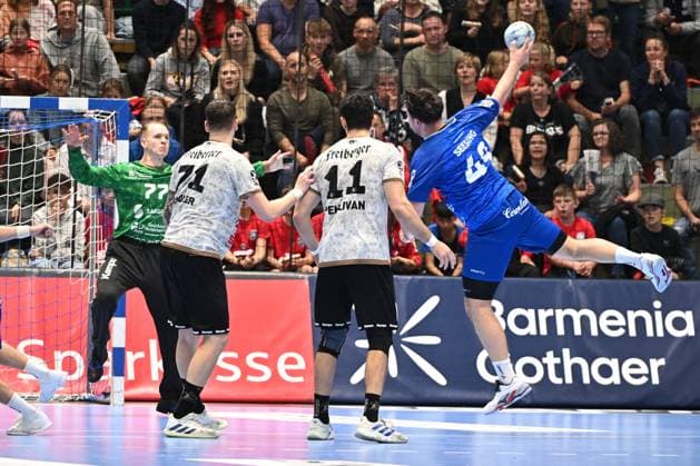 GER, 2.HBL, BHC06, BHC06 vs. HC Elbflorenz Dresden 27.10.2024, Wuppertal, UNI- Halle, GER, 2. HBL, BHC06 vs. HC Elbflorenz Dresden 2. HBL regulations prohibit any use of photographs as image sequences and or quasi-video im Bild Aron Seesing ( BHC 49 ) am Kreis gegen Torwart Robin Cantegrel ( HC Elbflorenz Dresden 77 ).