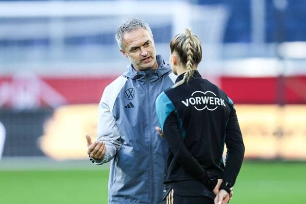 Fussball, Frauen Nationalmannschaft Saison 2024 2025 Abschlusstraining Deutschland vor dem Länderspiel Deutschland vs. Australien 27.10.2024, schauinsland-reisen-arena Christian Wück (Trainer Deutschland) im Gespräch mit Giulia Gwinn (Deutschland) Duisburg schauinsland-reisen-arena Nordrhein-Westfahlen Deutschland