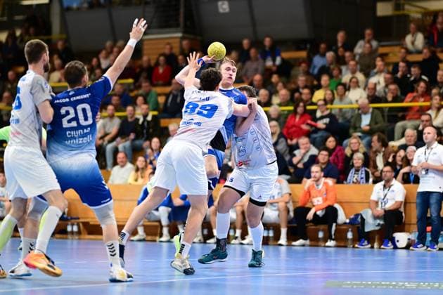 Handball I Herren I Saison 2024-2025 I 2. HBL I 9. Spieltag I VfL Lübeck-Schwartau - Dessau-Rosslauer HV 06 I 27.10.2024 Ole Hagedorn (10, VfL Lübeck-Schwartau) wird bedrängt von: Tillman Leu (99, Dessau-Roßlauer HV 06) Marcel Nowak (15, Dessau-Roßlauer HV 06) Hansestadt Lübeck Hansehalle Schleswig-Holstein Deutschland