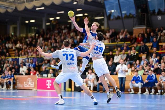Handball I Herren I Saison 2024-2025 I 2. HBL I 9. Spieltag I VfL Lübeck-Schwartau - Dessau-Rosslauer HV 06 I 27.10.2024 Tim Maximilian Hertzfeld (72, Dessau-Roßlauer HV 06) Tillman Leu (99, Dessau-Roßlauer HV 06) gegen Niko Blaauw (17, VfL Lübeck-Schwartau) Hansestadt Lübeck Hansehalle Schleswig-Holstein Deutschland
