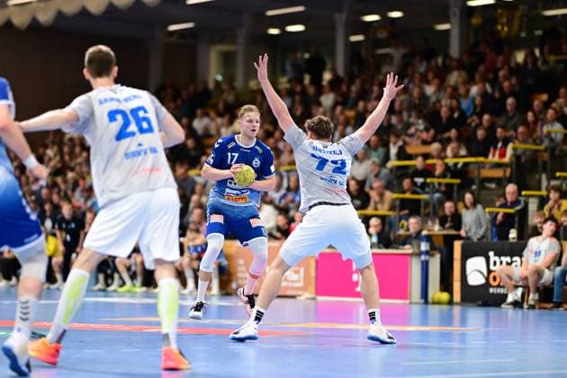 Handball I Herren I Saison 2024-2025 I 2. HBL I 9. Spieltag I VfL Lübeck-Schwartau - Dessau-Rosslauer HV 06 I 27.10.2024 Niko Blaauw (17, VfL Lübeck-Schwartau) gegen Tim Maximilian Hertzfeld (72, Dessau-Roßlauer HV 06) Hansestadt Lübeck Hansehalle Schleswig-Holstein Deutschland