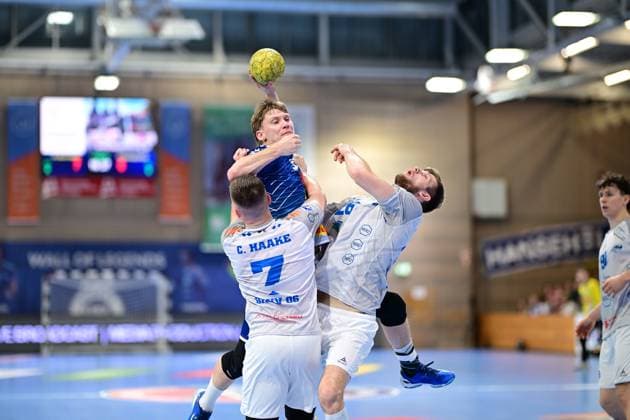 Handball I Herren I Saison 2024-2025 I 2. HBL I 9. Spieltag I VfL Lübeck-Schwartau - Dessau-Rosslauer HV 06 I 27.10.2024 Oliver Juhl (31, VfL Lübeck-Schwartau) wird von Carl-Phillip Haake (7, Dessau-Roßlauer HV 06) und Yannick Danneberg (26, Dessau-Roßlauer HV 06) geblockt Hansestadt Lübeck Hansehalle Schleswig-Holstein Deutschland