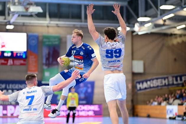 Handball I Herren I Saison 2024-2025 I 2. HBL I 9. Spieltag I VfL Lübeck-Schwartau - Dessau-Rosslauer HV 06 I 27.10.2024 Niko Blaauw (17, VfL Lübeck-Schwartau) Pass, daneben Tillman Leu (99, Dessau-Roßlauer HV 06) Hansestadt Lübeck Hansehalle Schleswig-Holstein Deutschland