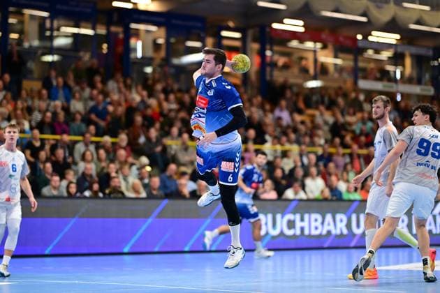 Handball I Herren I Saison 2024-2025 I 2. HBL I 9. Spieltag I VfL Lübeck-Schwartau - Dessau-Rosslauer HV 06 I 27.10.2024 Wurf Rasmus Houmoeller (6, VfL Lübeck-Schwartau) Hansestadt Lübeck Hansehalle Schleswig-Holstein Deutschland