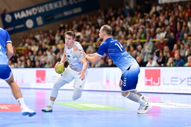 Handball I Herren I Saison 2024-2025 I 2. HBL I 9. Spieltag I VfL Lübeck-Schwartau - Dessau-Rosslauer HV 06 I 27.10.2024 Fritz-Leon Haake (6, Dessau-Roßlauer HV 06) gegen Paul Skorupa (14, VfL Lübeck-Schwartau) Hansestadt Lübeck Hansehalle Schleswig-Holstein Deutschland