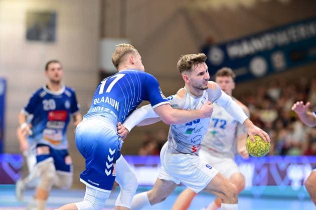 Handball I Herren I Saison 2024-2025 I 2. HBL I 9. Spieltag I VfL Lübeck-Schwartau - Dessau-Rosslauer HV 06 I 27.10.2024 Niko Blaauw (17, VfL Lübeck-Schwartau) gegen Tillman Leu (99, Dessau-Roßlauer HV 06) Hansestadt Lübeck Hansehalle Schleswig-Holstein Deutschland