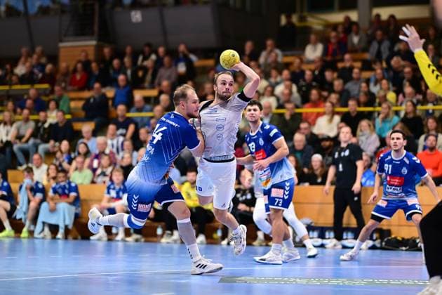 Handball I Herren I Saison 2024-2025 I 2. HBL I 9. Spieltag I VfL Lübeck-Schwartau - Dessau-Rosslauer HV 06 I 27.10.2024 Paul Skorupa (14, VfL Lübeck-Schwartau) gegen Vincent Bülow (10, Dessau-Roßlauer HV 06) Hansestadt Lübeck Hansehalle Schleswig-Holstein Deutschland