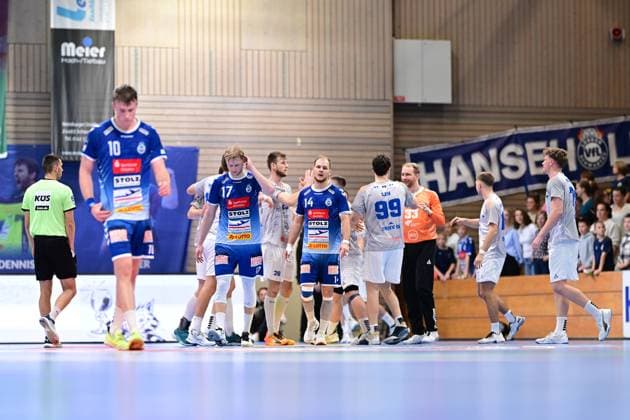 Handball I Herren I Saison 2024-2025 I 2. HBL I 9. Spieltag I VfL Lübeck-Schwartau - Dessau-Rosslauer HV 06 I 27.10.2024 Schaut enttäuscht, betrübt, deprimiert, frustriert, geknickt, gekränkt, niedergeschlagen, unzufrieden, ernüchtert, schlecht gelaunt: Spieler von VfL Lübeck-Schwartau Hansestadt Lübeck Hansehalle Schleswig-Holstein Deutschland