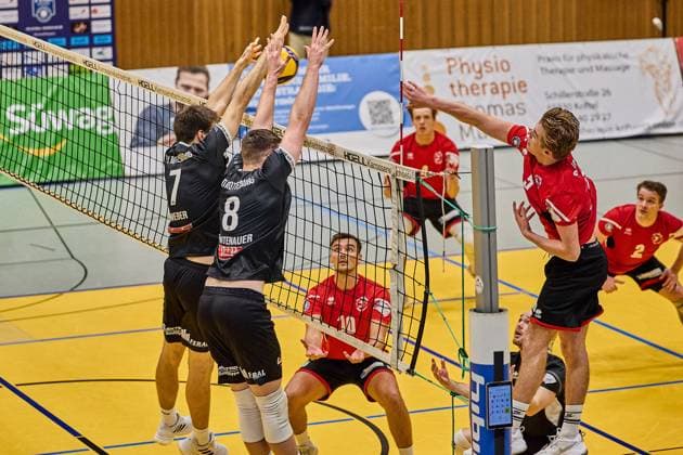 Timon Schippmann (TV Rottenburg, 07) und Niklas Lichtenauer (TV Rottenburg, 08) im erfolgreichen Doppelblock gegen den angreifenden Thoralf Schmelzer (TUS Kriftel, 05) GER, TuS Kriftel gegen TV Rottenburg,Volleyball, DVV-Pokal, Quali Achtelfinale, Spielzeit 2024 2025, 27.10.24. GER, TuS Kriftel gegen TV Rottenburg,Volleyball, DVV-Pokal, Quali Achtelfinale, Spielzeit 2024 2025, 27.10.24. Kriftel